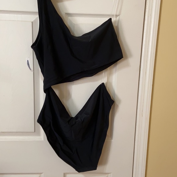 One-Shoulder Side-Cutout One-Piece Swimsuit - Picture 4 of 7